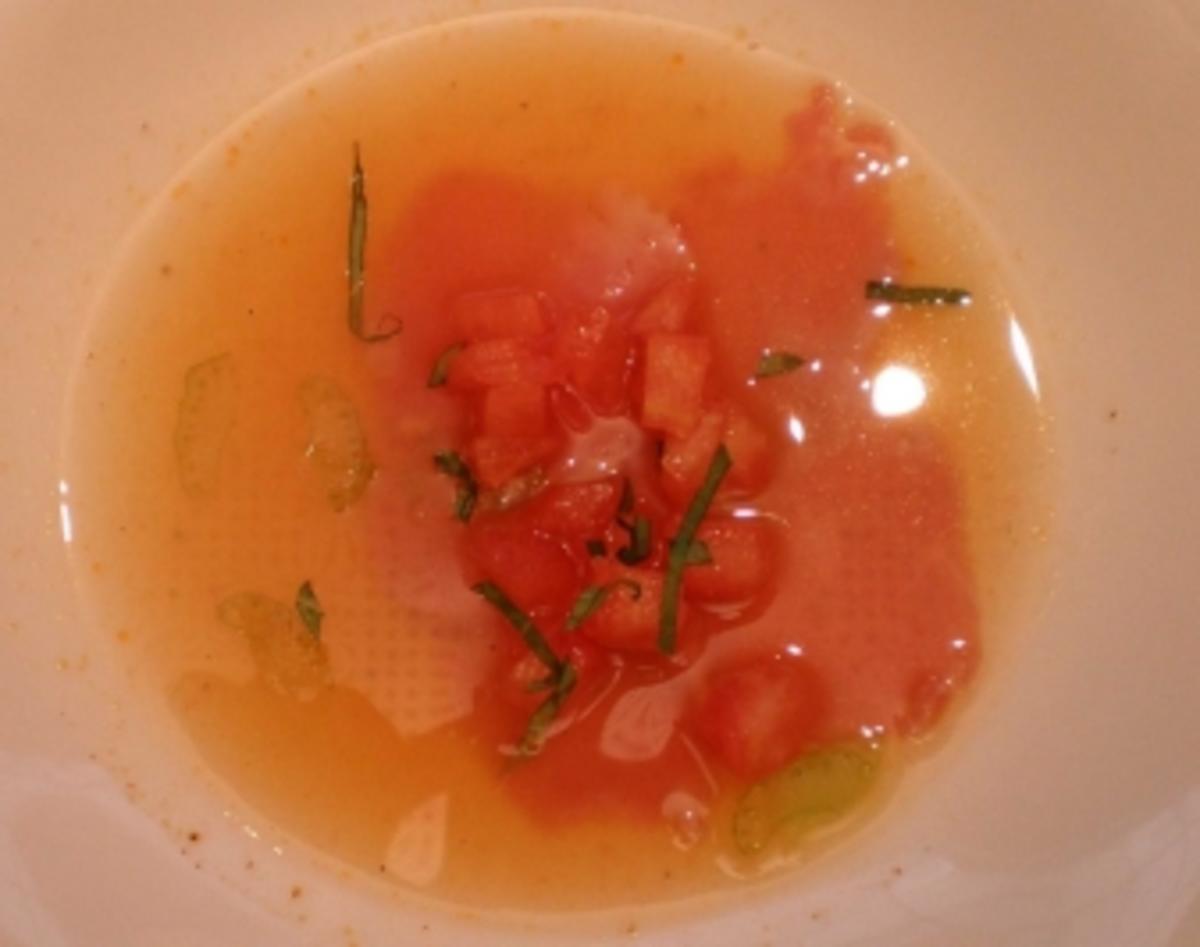 Klare Tomatensuppe mit rohen Kalbsfiletscheiben - Rezept