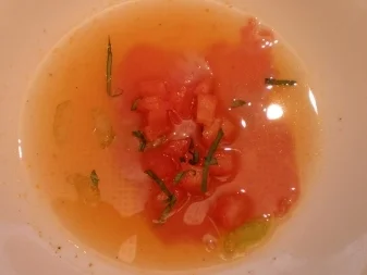 Klare Tomatensuppe mit rohen Kalbsfiletscheiben - Rezept