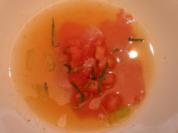 Klare Tomatensuppe mit rohen Kalbsfiletscheiben - Rezept
