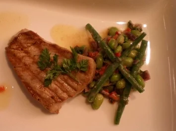 Rezept: Grüner Bohnensalat mit gegrilltem Thunfisch Grüner Bohnensalat mit gegrilltem Thunfisch - Rezept