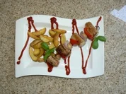 Rezept: Bratwรผrstchenspieร auf Potato Wedges und Tomaten-Basilikum Dip Bratwรผrstchenspieร auf Potato Wedges und Tomaten-Basilikum Dip - Rezept