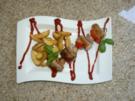 Bratwürstchenspieß auf Potato Wedges und Tomaten-Basilikum Dip - Rezept