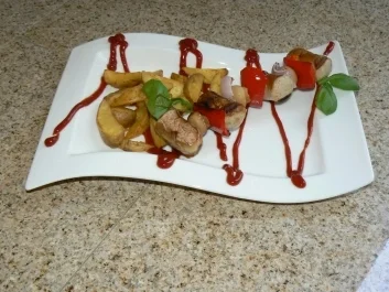 Rezept: Bratwürstchenspieß auf Potato Wedges und Tomaten-Basilikum Dip Bratwürstchenspieß auf Potato Wedges und Tomaten-Basilikum Dip - Rezept