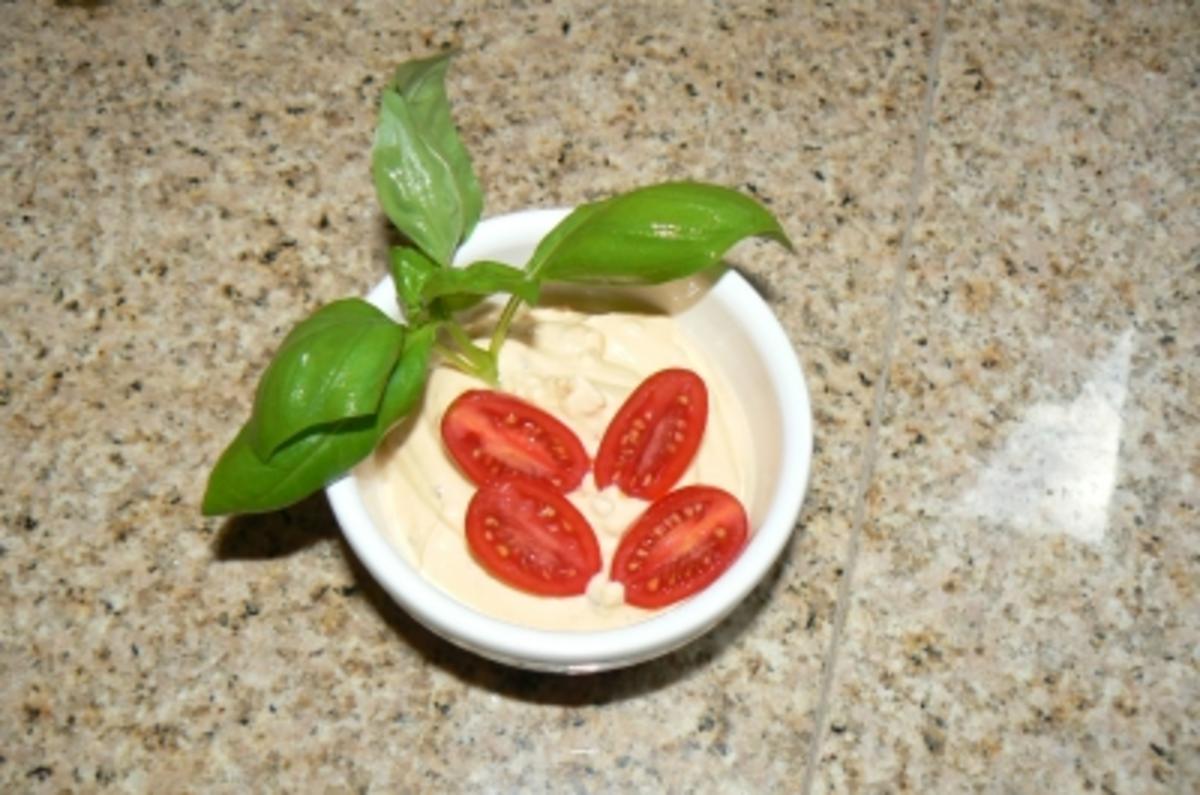 Bratwürstchenspieß auf Potato Wedges und Tomaten-Basilikum Dip - Rezept