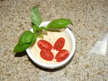 Rezept: Bratwürstchenspieß auf Potato Wedges und Tomaten-Basilikum Dip Bratwürstchenspieß auf Potato Wedges und Tomaten-Basilikum Dip - Rezept