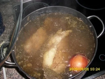 Rezept: Suppe: Hausgemachte Rinderbrühe im Schnellkochtopf Bild Nr. 3 Suppe: Hausgemachte Rinderbrühe im Schnellkochtopf - Rezept - Bild Nr. 3