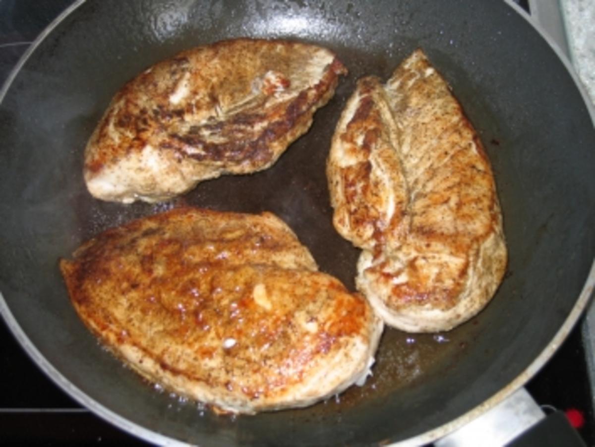 Hauptgericht: Hähnchenbrustfilet, Geflügelsoße mit Spirelli und Tomatensalat - Rezept - Bild Nr. 2