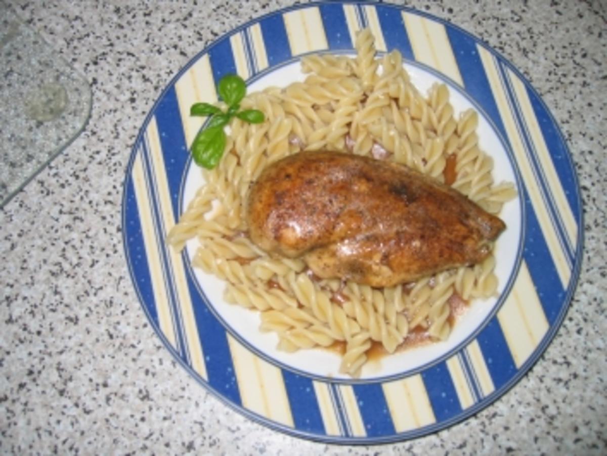 Bilder für Hauptgericht: Hähnchenbrustfilet, Geflügelsoße mit Spirelli und Tomatensalat - Rezept