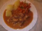 Sahneschweinegulasch, Kohlrabi-Möhrengemüse, Salzkartoffeln - Rezept