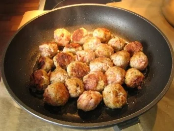 Hackbollen auf Ananaskohl - Rezept - Bild Nr. 3
