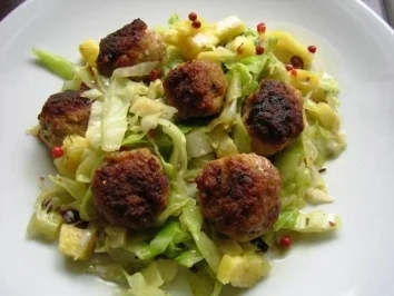 Hackbollen auf Ananaskohl - Rezept - Bild Nr. 2