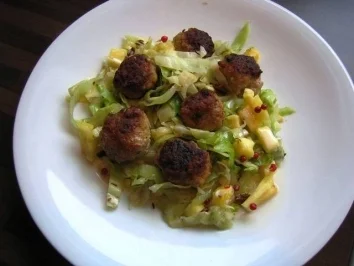 Hackbollen auf Ananaskohl - Rezept