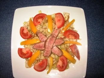 Rezept: Eisbergsalat mit Rindfleischstreifen Eisbergsalat mit Rindfleischstreifen - Rezept