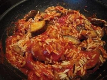 Auberginenpfanne mit Kritharaki, Tomaten und gegrilltem Schweinefilet - Rezept - Bild Nr. 2