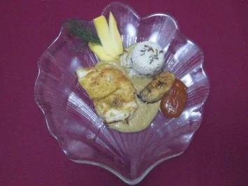 Zanderfilet in Curryrahm mit Wildreis, Mangoscheiben und Gartenkräutern - Rezept