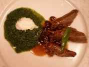 Filetröllchen vom Rind auf Bier-Rosinensoße mit Cremespinat - Rezept