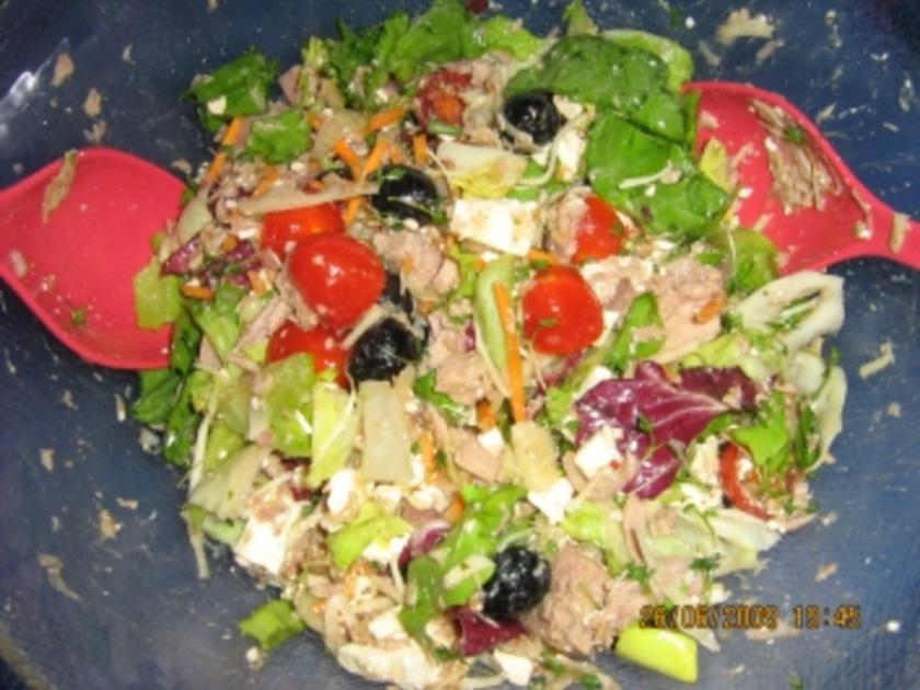 Bunter Sommersalat mit Tunfisch und Schafskäsedressing - Rezept ...