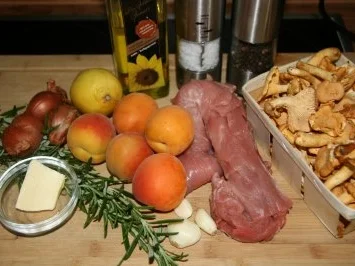 Schwein: Schweinemedaillons mit Pfifferlingen und Aprikosen - Rezept - Bild Nr. 2