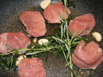 Schwein: Schweinemedaillons mit Pfifferlingen und Aprikosen - Rezept - Bild Nr. 3