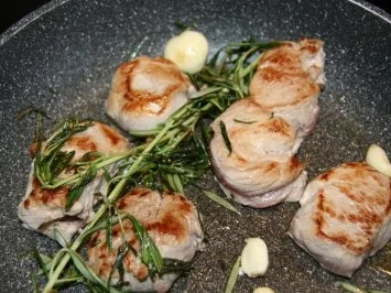 Schwein: Schweinemedaillons mit Pfifferlingen und Aprikosen - Rezept - Bild Nr. 4