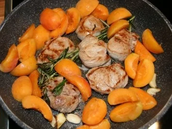 Schwein: Schweinemedaillons mit Pfifferlingen und Aprikosen - Rezept - Bild Nr. 5