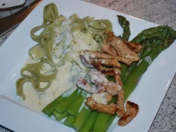 Rezept: Grün-weißer Spargelzauber auf grüner Tagliatelle Grün-weißer Spargelzauber auf grüner Tagliatelle - Rezept