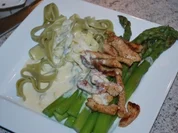 Grün-weißer Spargelzauber auf grüner Tagliatelle - Rezept