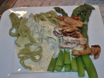 Rezept: Grün-weißer Spargelzauber auf grüner Tagliatelle Bild Nr. 2 Grün-weißer Spargelzauber auf grüner Tagliatelle - Rezept - Bild Nr. 2