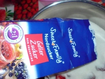 Rezept: Schwarze Johannisbeere-Erdbeermarmelade Bild Nr. 4 Schwarze Johannisbeere-Erdbeermarmelade - Rezept - Bild Nr. 4