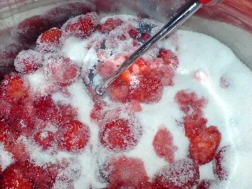 Rezept: Schwarze Johannisbeere-Erdbeermarmelade Bild Nr. 5 Schwarze Johannisbeere-Erdbeermarmelade - Rezept - Bild Nr. 5