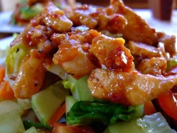 Rezept: Sommer-☼-Salat mit feurigem Chili-Honig-Hähnchen Sommer-☼-Salat mit feurigem Chili-Honig-Hähnchen - Rezept