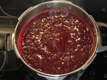 Rezept: Gelee aus schwarzen, weißen oder roten Johannisbeeren mit Schuss Bild Nr. 4 Gelee aus schwarzen, weißen oder roten Johannisbeeren mit Schuss - Rezept - Bild Nr. 4