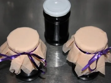 Rezept: Gelee aus schwarzen, weißen oder roten Johannisbeeren mit Schuss Gelee aus schwarzen, weißen oder roten Johannisbeeren mit Schuss - Rezept