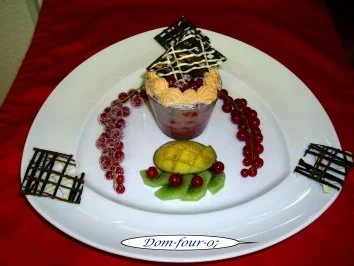 Johannisbeer-Baiser Torte im Glas gebacken - Rezept