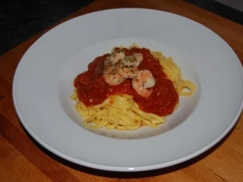 Schnelle Arrabiata mit Bandnudeln und Shrimps - Rezept
