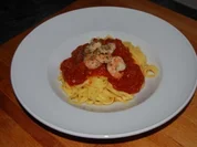 Rezept: Schnelle Arrabiata mit Bandnudeln und Shrimps Schnelle Arrabiata mit Bandnudeln und Shrimps - Rezept