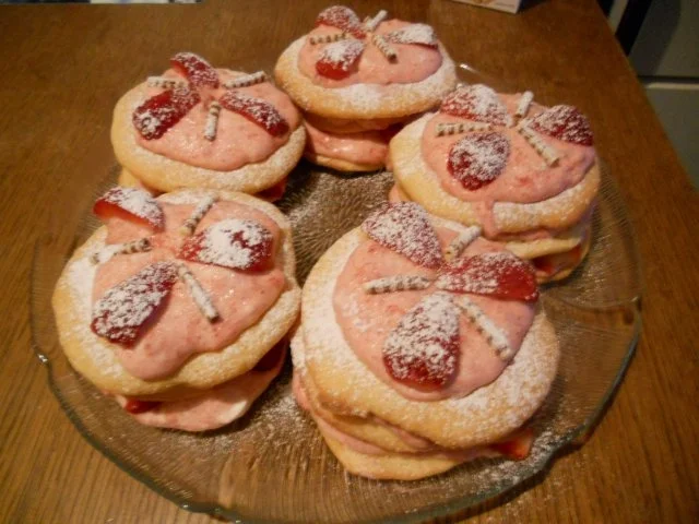 Rezept: KLEINGEBÄCK - Erdbeer-Biskuit-Türmchen KLEINGEBÄCK - Erdbeer-Biskuit-Türmchen - Rezept