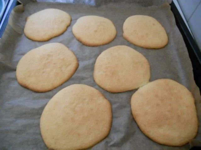 Rezept: KLEINGEBÄCK - Erdbeer-Biskuit-Türmchen Bild Nr. 2 KLEINGEBÄCK - Erdbeer-Biskuit-Türmchen - Rezept - Bild Nr. 2