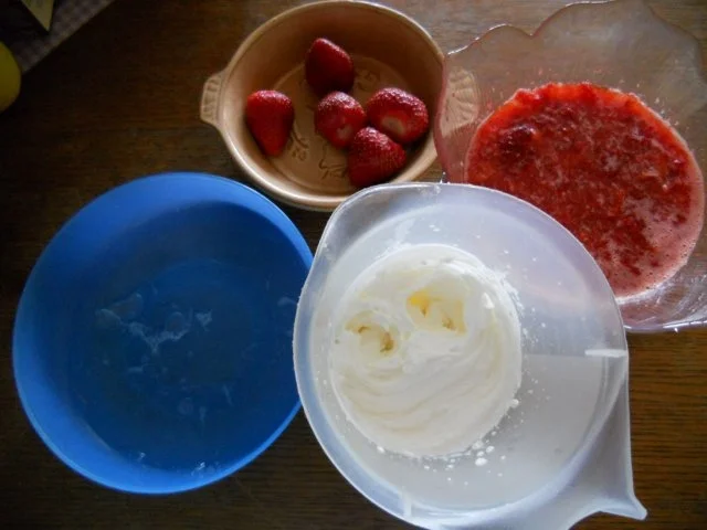 Rezept: KLEINGEBÄCK - Erdbeer-Biskuit-Türmchen Bild Nr. 3 KLEINGEBÄCK - Erdbeer-Biskuit-Türmchen - Rezept - Bild Nr. 3