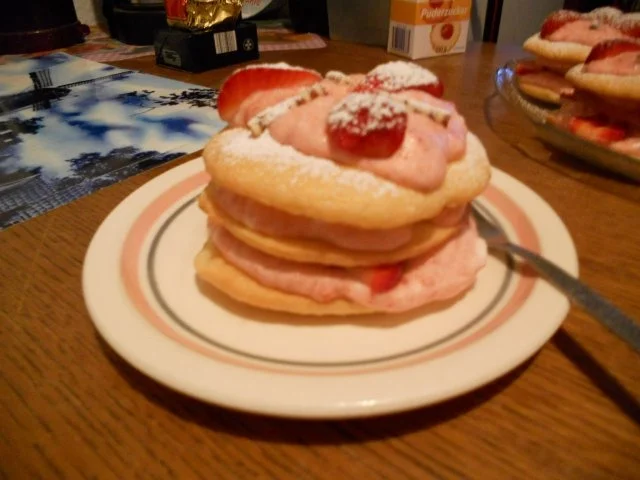 Rezept: KLEINGEBÄCK - Erdbeer-Biskuit-Türmchen Bild Nr. 5 KLEINGEBÄCK - Erdbeer-Biskuit-Türmchen - Rezept - Bild Nr. 5