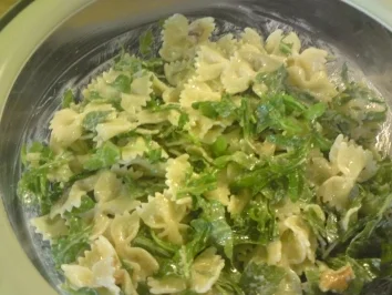 Farfallesalat mit Rucola und Walnüssen - Rezept