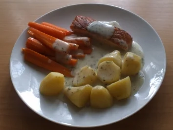 Frischkäse-Kräuter-Soße zu Lachsfilet und Möhren - Rezept