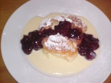 A´ Dampfnudeln mit Vanillesauce und Sauren Kirschen - Rezept