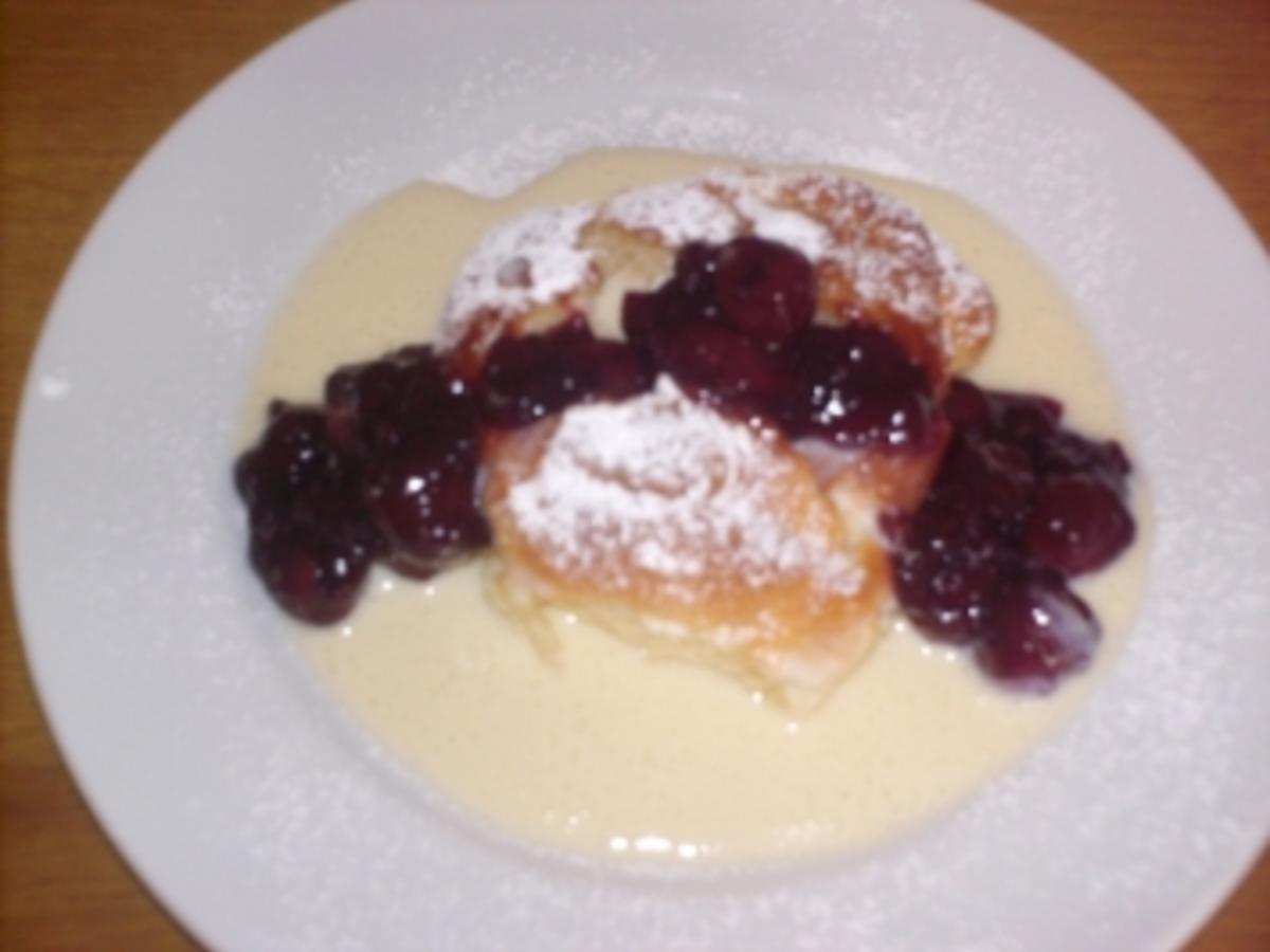A´ Dampfnudeln mit Vanillesauce und Sauren Kirschen - einfach - von ...