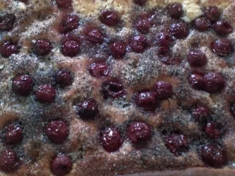 Mohn-Zuckerkuchen mit Kirschen - Rezept