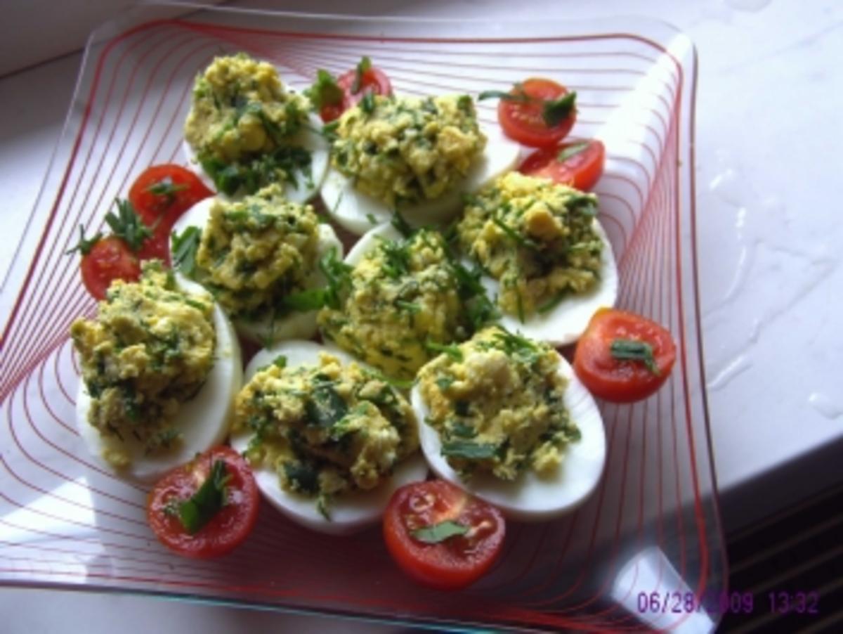 Gefüllte Eier mit Sauerampfer und Gartenkräuter - Rezept