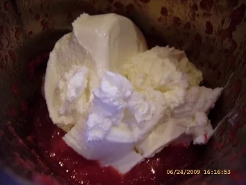 Erdbeer-Biskuitrolle mit Vanille-Quarkcreme - Rezept - Bild Nr. 12