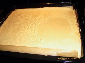 Erdbeer-Biskuitrolle mit Vanille-Quarkcreme - Rezept - Bild Nr. 2