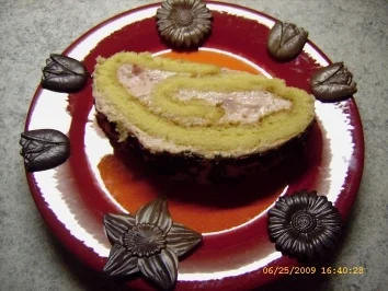 Erdbeer-Biskuitrolle mit Vanille-Quarkcreme - Rezept