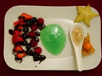 Waldmeisterbowle mit Beeren - Rezept